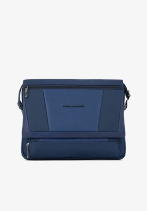 Navyblaues Laptopetui mit schlankem Design, aus strukturiertem Stoff. Verfügt über eine Frontreißverschlusstasche und einen verstellbaren Schultergurt.