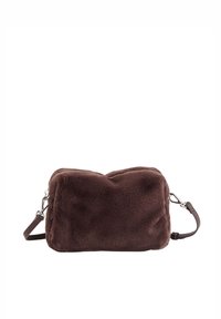 Bruine faux-fur crossbodytas met een rechthoekige vorm, zachte textuur, verstelbare band en details in zilverkleurig metaal.