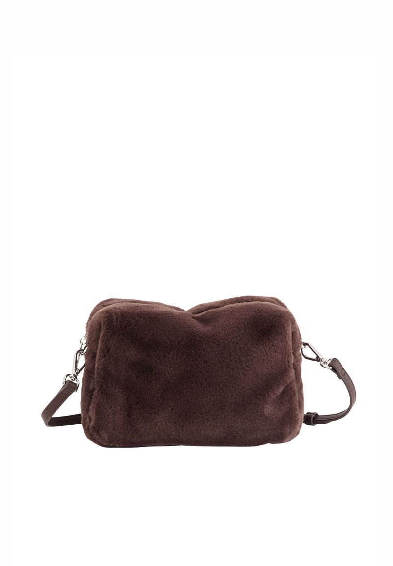 Bruine faux-fur crossbodytas met een rechthoekige vorm, zachte textuur, verstelbare band en details in zilverkleurig metaal.