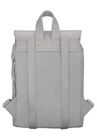 Harmaa reppu, jossa on teksturoitu kangasrunko, nahkainen kansi, kaksi säädettävää olkahihnaa ja sivuvetoketjullinen tasku.