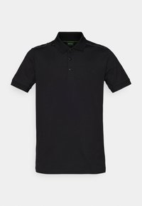 Polo noir à manches courtes avec un col boutonné et un logo discret sur la poitrine, présenté sur un fond clair.