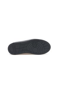 Sole di scarpa in gomma nera con motivi di grip testurizzati e disegni circolari, caratterizzata da un bordo rialzato e taglia contrassegnata come 42.