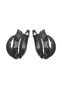 Orecchini neri con un design ondulato e una finitura texture, accentuati da una fila di gemme nere. Forma arrotondata con una chiusura sicura.