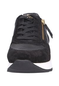 Sneaker nera con un mix di materiali in camoscio e pelle. Presenta una suola piatta bianca e una cerniera dorata sul lato per un accesso facile.