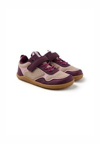 Sneaker rosa e viola con un upper in tessuto a rete, chiusura con cinturino a strappo e suola in gomma testurizzata con un fondo in gomma a contrasto.