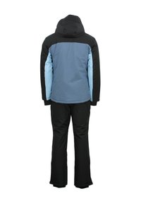 Veste de ski isolée avec un corps bleu, des épaules noires et des manches bleu clair, associée à un pantalon noir. Dispose d'une capuche et d'une coupe ajustée.