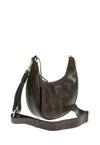 Sac à bandoulière en cuir marron foncé en forme de croissant avec une sangle réglable, un tirette à frange et un matériel doré.