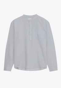 Lichtgrijs langslavend shirt met een ronde hals, knoopsluiting, een enkele borstzak en een gladde textuur. Rechte zoom en slim fit.