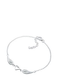 Silversmycke med vingsformade detaljer och ett hjärtformat mittstycke, med en fin kedja och en kräftklämma för fastsättning.