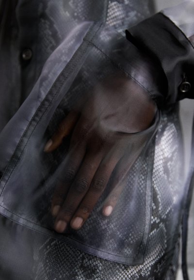 Henrik Vibskov BIG UNISEX - Skjortebluse - grey blur