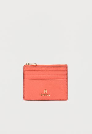 Furla kártyatartó korall színű bőrből, struktúrált felülettel, több rekesszel és aranyszínű cipzáras díszítéssel a biztonságos zárás érdekében.