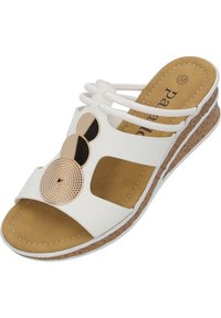 Sandalo bianco con zeppa, caratterizzato da accenti metallici decorativi e un design con ritagli. La suola in sughero conferisce texture. Soletta imbottita per il massimo comfort.