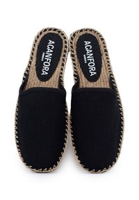 Scarpe slip-on nere in tela con suola in juta intrecciata, dotate di un dettaglio di cucitura a zigzag lungo il bordo e una soletta testurizzata con l'etichetta "ACANFORA".