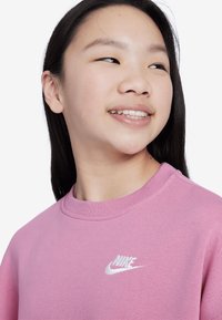 Nike Sportswear CLUB CREW  - Športni pulover - magic flamingo