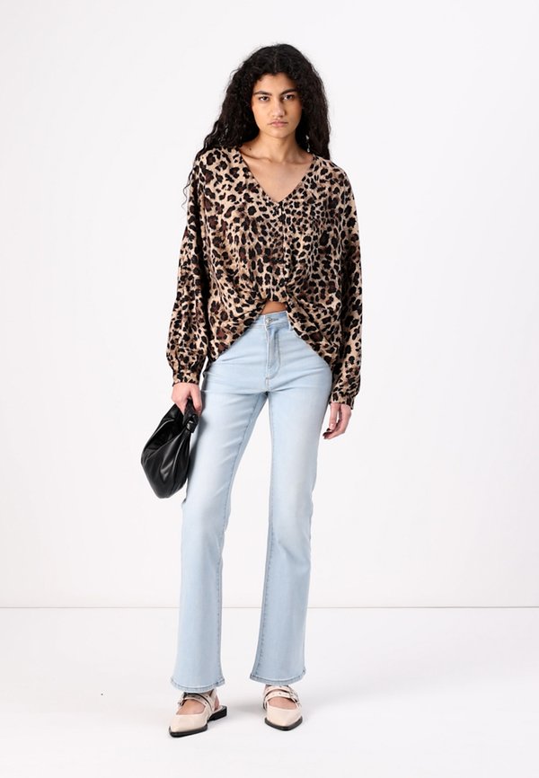 ONLMASC THALIA LIFE - Button-down blouse - light taupe4