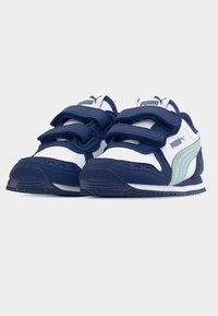 Αθλητικά παπούτσια Puma με λευκό και ναυτικό μπλε πάνω μέρος, με λουράκια με βέλκρο, υφασμένο ενδιάμεσο σόλα και ανοιχτό μπλε λεπτομέρειες στο πλάι. Λαστιχένια σόλα.