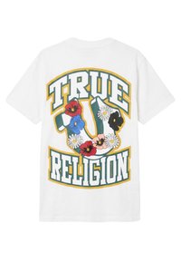 Λευκό T-shirt με μεγάλο κείμενο "TRUE RELIGION" σε πράσινη και κίτρινη περίγραμμα, με πολύχρωμα λουλούδια που διακοσμούν το γράμμα "U" στην πλάτη.