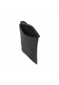 Zwarte stoffen zak met een gestructureerde buitenkant, bovenkant met ritssluiting en een compact formaat. Het interieur is gevoerd en ruim voor kleine items.