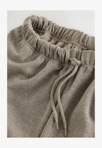 Unselected, neutral stone