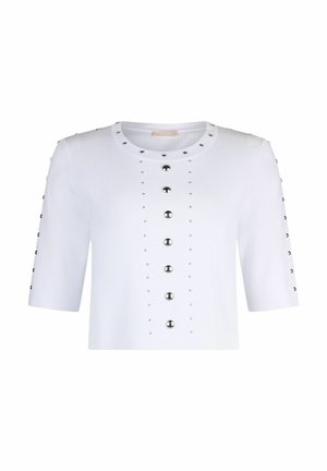 Balta īsroku blūze ar apaļu izgriezumu, dekorēta ar metāla kniedēm vertikālā līnijā pa vidu un uz piedurknēm.