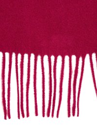 Tissu en laine rouge profond avec de longues franges douces tombant uniformément sur un fond blanc.