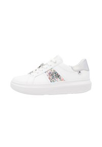 Sneaker bianca con accenti metallici argento, dotata di un pannello glitterato sul lato e di una spessa suola bianca. Design con lacci e un ciondolo decorativo.