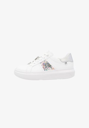 Baskets blanches avec des accents métalliques argentés, présentant un panneau pailleté sur le côté et une semelle blanche épaisse. Design à lacets avec un charm décoratif.