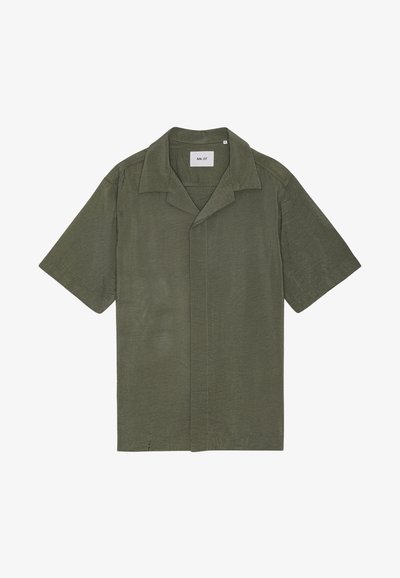 Camicetta a maniche corte verde oliva con colletto, caratterizzata da una texture liscia, orlo dritto e dettagli di cucitura minimi.