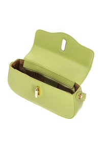 Borsa a mano in pelle verde con parte superiore scolpita, accessori in oro, tasca con cerniera e morbida fodera interna. La borsa si apre ampiamente per un facile accesso.