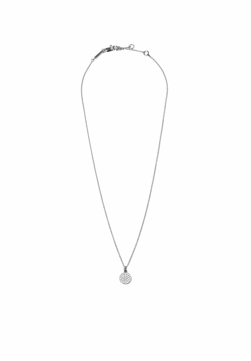 Sølvhalssmykke med en delikat kæde og en rund medaljon med en tekstureret, mønstret overflade. Designet er minimalistisk og elegant.