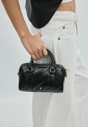 Stradivarius, QUILTED BOWLING BAG - Sac à main - black