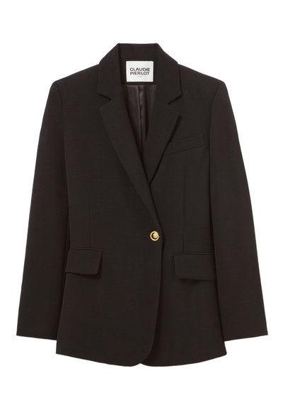 Blazer negro de tela suave, con un botón dorado, solapas con muesca, dos bolsillos frontales y un bolsillo en el pecho.