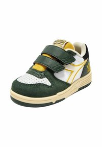 Sneaker verde e bianco con accenti gialli, dotata di tomaia in suede e pelle, punta perforata e doppie cinghie in Velcro.