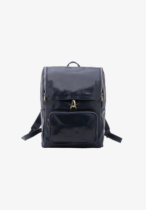 Zwarte leren rugzak met voorzak met rits, flapsluiting, ritssluitingen aan de zijkant en verstelbare schouderbanden.