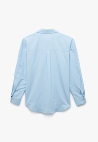 Camicia a maniche lunghe blu chiaro realizzata in tessuto morbido. Presenta un colletto classico, polsini abbottonati e un yoke sul retro con dettaglio a piega.