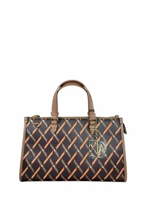 Borsa a mano marrone Armani Exchange con motivo diagonale del logo, manici color cuoio chiaro e ciondolo metallico circolare argentato.