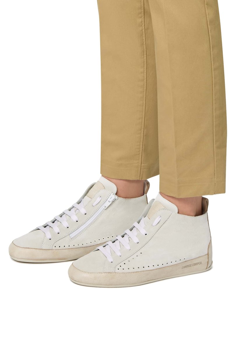 Sneaker alte in suede grigio chiaro con lacci bianchi, zip laterale e dettagli perforati. Accenti marroni vicino al tallone.