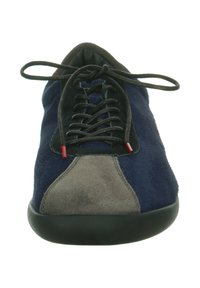 Casual veterschoen met blauwe en grijze suède panelen, zwarte zool en zwarte veters die in een strik zijn geknoopt met rode aglet-tips.