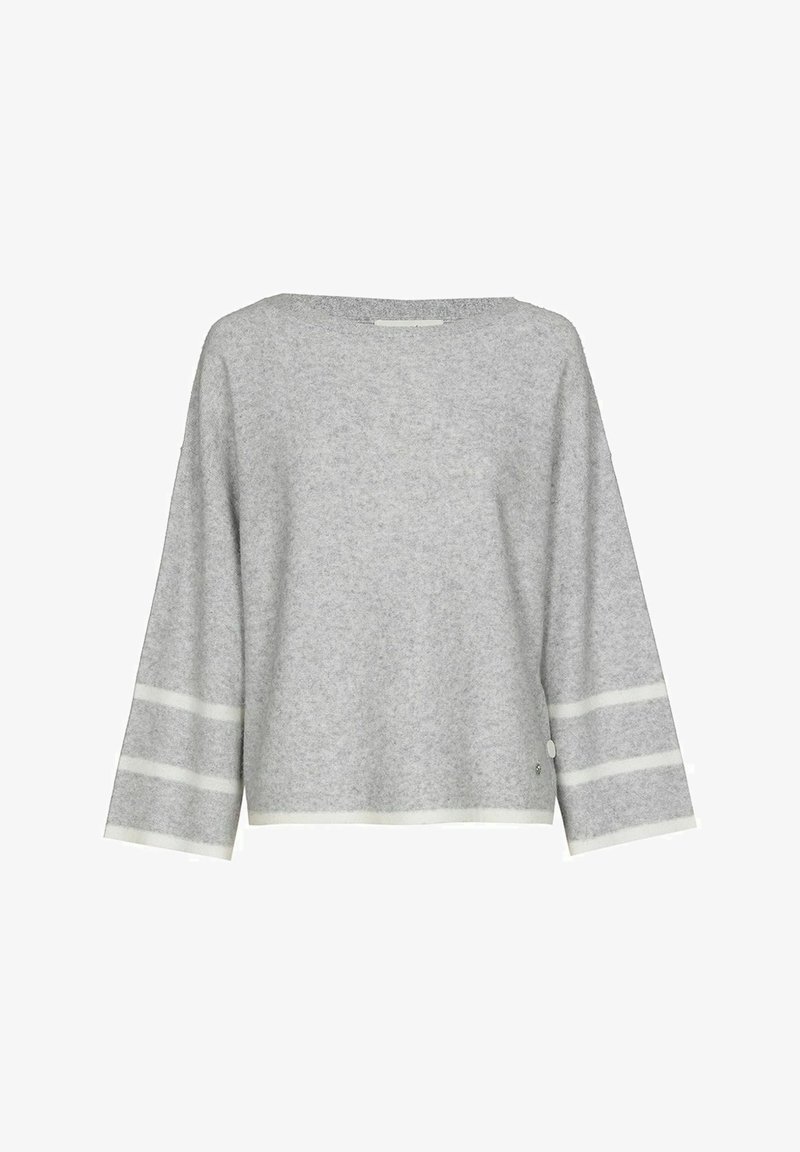 Pull gris léger avec un col bateau, manches trois quarts, et rayures horizontales blanches sur les manches. Tissu doux et texturé.