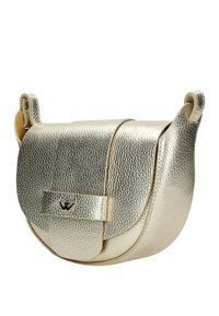 Metalen gouden leren schoudertas met een gematteerde afwerking, klep sluiting en een subtiele logo-accent. Beschikt over ronde hoeken en dubbele handvatten.