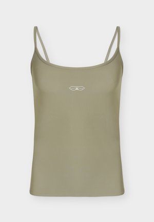 Αμάνικη φανέλα σε ελαιώδες πράσινο με λεπτές τιράντες στους ώμους και μικρό λευκό γεωμετρικό λογότυπο στο κέντρο του στήθους.