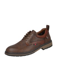 Zapato de cuero marrón con punta redondeada, diseño de cordones, acentos perforados, suela en contraste color marrón claro y pequeño detalle de bandera azul-roja-blanca.