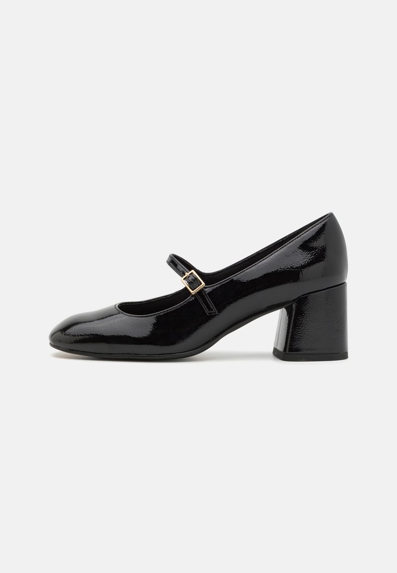 Chaussure Mary Jane en cuir verni noir avec un petit talon carré large et une bride à boucle dorée sur le cou-de-pied, vue de côté.