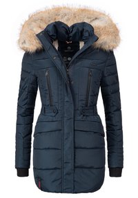 Marinblå vadderad vinterjacka med huva med fuskpäls, framsida med dragkedja, knappade midjeband och dragkedjeförsedda bröst- och sidofickor.