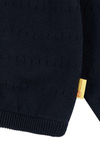 Marineblauer Strickpullover mit erhabenem Muster, gerippten Bündchen und einem gelben Etikett mit rotem Logodetail an der Seite.