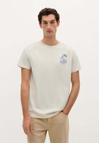 Hellgraues Baumwoll-T-Shirt mit Rundhalsausschnitt und kurzen Ärmeln, das einen blauen Grafikdruck eines Sonnenschirms und den Text "SUMMER" auf der Brust zeigt.