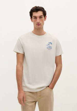 T-shirt en coton gris clair avec col rond et manches courtes, arborant un imprimé graphique bleu d'un parasol et le texte "ÉTÉ" sur la poitrine.