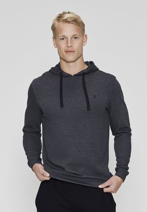 Mørkegrå hoodie med snor, lange ærmer, glat tekstur og et lille sort logo på brystet. Strakt stof ved taljen.