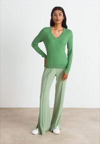 GANT STRETCH CABLE V-NECK - Pulover - seacrest green