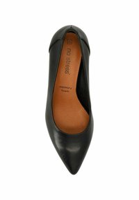Zwarte leren pump met een spitse neus, met een open ontwerp en een memory foam binnenzool, tegen een bruine binnenvoering.